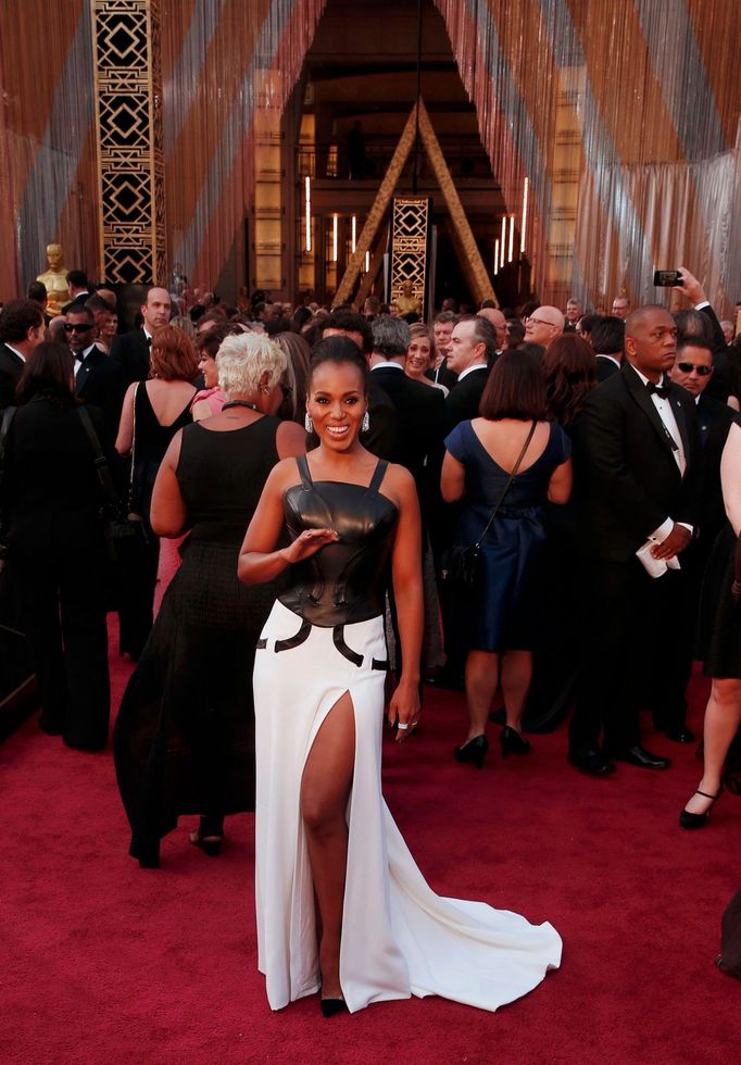 Presenter Kerry Washington wearing a black and white Atelier Versace gown, arrives at the 88th Academy Awards in Hollywood, California