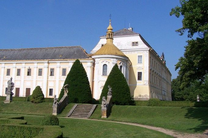 Na Zámeckém vrchu v těsné blízkosti zámku byl nejpozději za panování Habsburků založen park. Po třicetileté válce park zanikl a byl obnoven až k roku 1696 z popudu Františka Antonína hraběte Šporka. Další rozvoj parku nastal za stejného majitele v době 1734 - 1738, kdy byl Libosad doplněn neobvykle bohatou sochařskou výzdobou z díly Fratniška Adámka z Benátek nad Jizerou. Další rozvoj parku, tentokrát v duchu romanickém nastal za Františka Rudolfa hrabětě Sweért-Šporka, který k parku přikupuje další pozemky a rozšiřuje jej na konečných 21 ha. Komplikované rodinné vztahy a časná úmrtí majitelů panství zapříčinila úpadek parku, který vyvrcholil záborem části parku pro výstavbu hospodářských staveb k faře. Až po roce 1851, kdy panství získala Štěpánka Viktorie kněžna Rohanová, nastala pozvolná náprava. V konečné podobě byl upraven Libosad, Bludnice byla využita jako daňčí obora, park byl obehnán 2 km dlouhou zdí. Finanční úpadek rodiny Rohanů vedl k prodeji panství v dražbě. Roku 1890 získla panství Bedřich baron Leitenberger, který k úpravě parku povolal krajináře evropské proslulosti Eduarda Petzolda. Ten bohužel stihl navrhnout jen západní terasu u zámku a následující rok zemřel. Další osud parku byl ovlivněn předčasnou smrtí majitele a opět prodejem panství. V roce 1905 se parku ujal Rudolf Ferdinand hrabě Kinský, který park obohatil zejména o drobné stavby jako lázeň, zahradní domek, kuželnu apod. Stavby se do dnešní doby nedochovaly. Soriment dřevin je poměrně chudý (v podstatě se jedná o porost lip, habrů a javorů) a do dnešní doby se kromě vzrostlého platanu zachovala jen torza původních výsadeb. Dendrologicky zajímavé dřeviny jsou až z druhé poloviny 20. století, kdy zde sídlil (od roku 1936 až dosud) domov seniorů. Současná podoboba parku je výsledkem střídání odborné péče s absencí financí. Od roku 2007 se o park stará zahradník a pod jeho dozorem probíhá postupná obnova, revitalizace a místy rekonstrukce (zejména plocha Bludnice). Doprovodné akce Komentovaná prohlídka parku se zaměřením na dřeviny, kompozici parku, historickému vývoji a vlastníkům. Představen bude též návrh dalšího rozvoje parku a to ve výhledu do roku 2015. Komentovaná prohlídka je připravena na neděli 10. 6. 2012 od 16 hodin, zahájení u vstupní brány z Komenského ulice. Text byl převzat ze stránek www.vikendotevrenychzahrad.cz  Více informací o uvedené zahradě můžete naleznout ZDE .