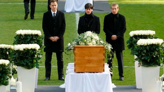 Pohřeb německého brankáře Roberta Enkeho proběhl na zaplněném stadionu Hannoveru za přítomnosti 40 tisíc lidí.