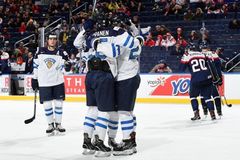 Slováci nezopakovali senzaci, Finsku podlehli 2:5. Švýcaři dostali výprask od Švédů