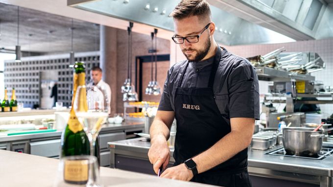 Pavel Býček pracoval dříve v Alcronu, v roce 2018 otevřel vlastní restauraci, které si letos všimli i michelinští hodnotitelé.