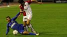 Matěj Krajčík (19, SK Slavia Praha) v kontaktu s Mariusem Croitoruem (26, FC Steaua Bucuresti).