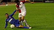 Matěj Krajčík (19, SK Slavia Praha) v kontaktu s Mariusem Croitoruem (26, FC Steaua Bucuresti).