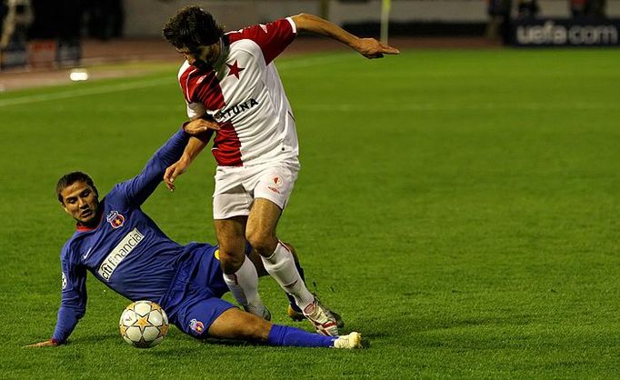 Matěj Krajčík (19, SK Slavia Praha) v kontaktu s Mariusem Croitoruem (26, FC Steaua Bucuresti).