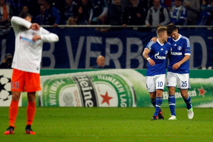 Fotbalisté Schalke 04 Klaas Jan Huntelaar (vpravo) a Lewis Holtby slaví gól v utkání Ligy mistrů 2012/13 proti Montpellieru.