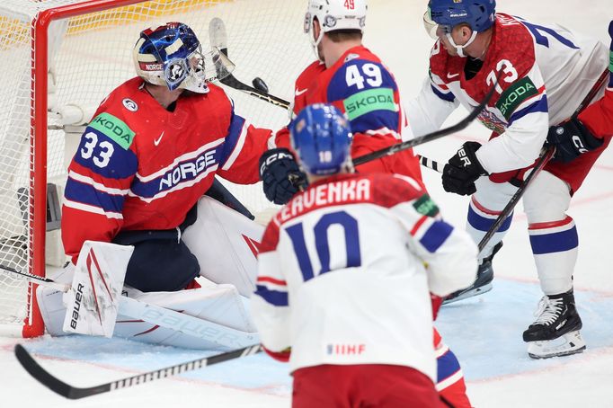 Henrik Haukeland v brance Norska čelí českému útoku v zápase MS 2024 Česko - Norsko