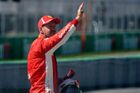 Vettel odstartuje doma z prvního místa, Hamiltona zradila technika