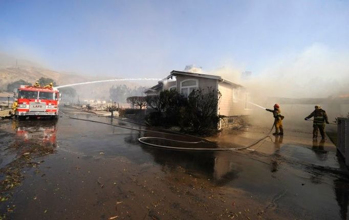 Později vypukl požár jihovýchodně od Los Angeles v okrscích Orange a Riverside, kde spálil přes 800 hektarů půdy a zničil více než stovku domů.