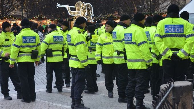 Městští policisté na vánočních trzích na Staroměstském náměstí v Praze.