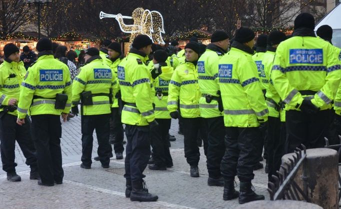 Městská policie, vánoční trhy na Staroměstském náměstí v Praze.