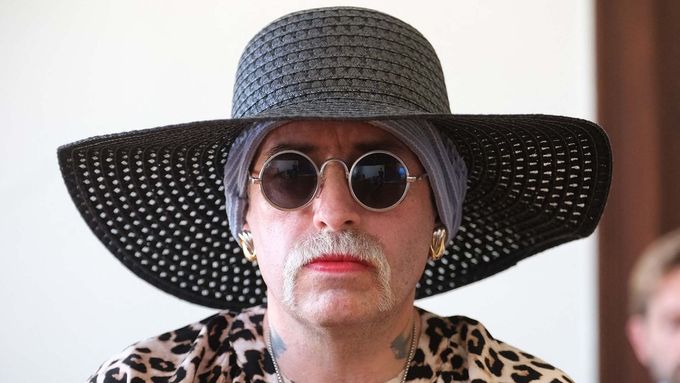 Marla-Svenja Liebich, původně Sven Liebich, známý pravicový extremista, sedí v soudní síni krajského soudu. Důvodem je odvolací řízení ve věci ublížení na zdraví.