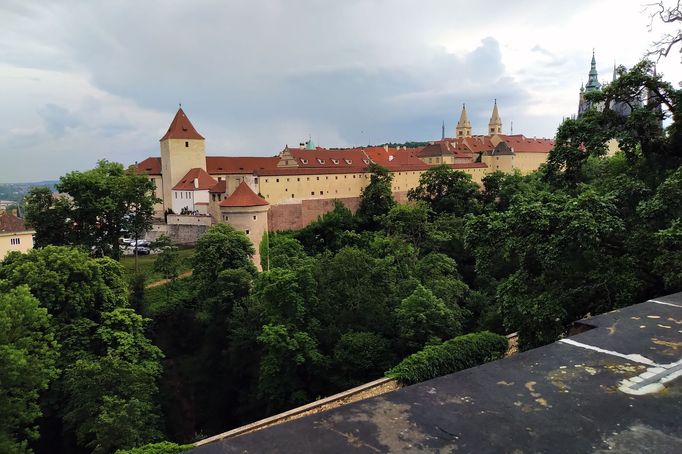 Výhled na Prahu z terasy Belvederu.