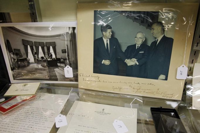 A picture of former U.S. presidents John F. Kennedy, Harry Truman and Lyndon Baines Johnson (L-R) is displayed as part of the McInnis Auctioneers Presidential Auction in Amesbury, Massachusetts in this file photo from February 10, 2013. The auction which features the estate of the late David Powers, special assistant to former president John F. Kennedy, will take place on February 17. REUTERS/Jessica Rinaldi/Files (UNITED STATES - Tags: POLITICS BUSINESS) - RTR3DLKN Published: Úno. 17, 2013, 5:30 odp.