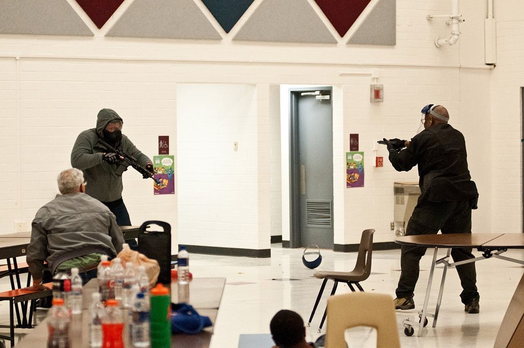 Ne pro články! Fotogalerie: Jak se ve škole zneškodňuje šílený střelec