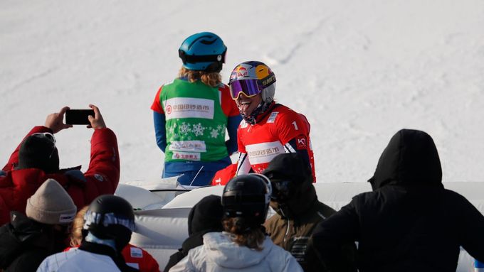 Eva Samková (v červeném) v závodě SP ve snowboardcrossu v Číně
