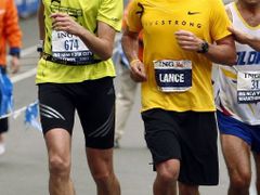 Bývalý cyklista Lance Armstrong (vpravo) se blíží do cíle Newyorského maratonu.