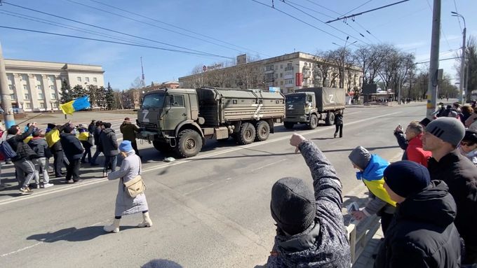 Demonstrace proti Rusům v okupovaném Chersonu.