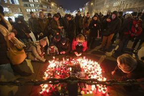 Foto: Tichá pieta za zavražděného novináře. Památku Jána Kuciaka v Praze uctily dvě stovky lidí