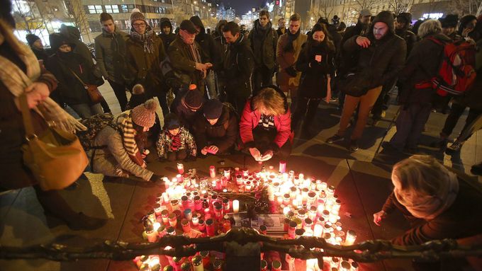 Foto: Tichá pieta za zavražděného novináře. Památku Jána Kuciaka v Praze uctily dvě stovky lidí