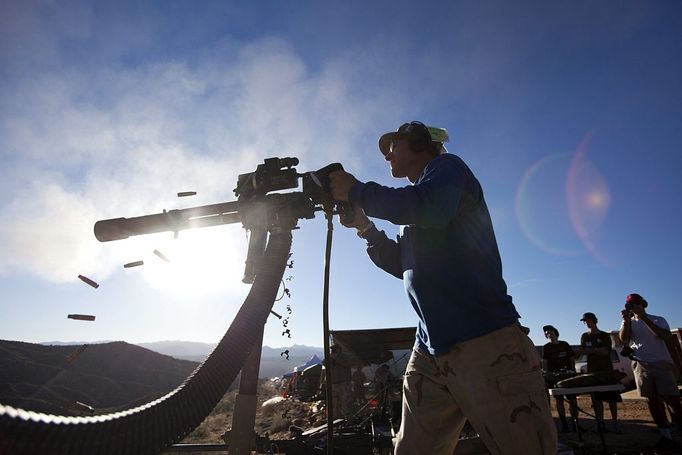 Gun Enthusiasts Gather for Machine Gun Shoot in Rural Arizona 2012-10-19 00:00:00 epa03527721 YEARENDER 2012 DECEMBER (01/22) Dave Lansky fires a Minigun, which shoots 50 rounds a second, at the Big Sandy Machine Gun Shoot outside Wikieup, Arizona, USA, 19 October 2012. Twice a year, the Big Sandy lures gun enthusiasts to the Sonoran Desert for a weekend of firing heavy weaponry. EPA/JIM LO SCALZO PLEASE REFER TO ADVISORY NOTICE epa03478716 FOR FULL FEATURE TEXT poznámka: PLEASE REFER TO ADVISORY NOTICE epa03478716 FOR FULL FEATURE TEXT