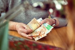 Průzkum: Každý třetí Evropan ztratil kvůli covidu část příjmů, Čechy naučil spořit