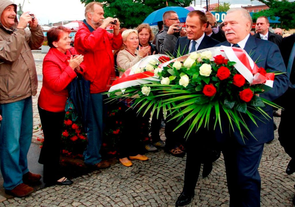 Lech Walesa pokládá věnec - výročí založení Solidarity