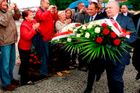 Lech Walesa pokládá věnec - výročí založení Solidarity