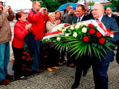 Jeden ze spoluzakladatelů Solidarity Lech Walesa oficiálně oslavovat nechtěl, vzpomínkový věnec ale o víkendu přece jen v doprovodu premiéra Tuska položil