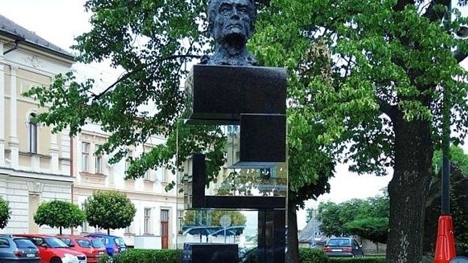 Busta od sochaře Vlacha a podstavec od skláře Karla v Opočnu. Takový pomník bude stát i v Puteaux.