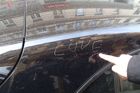 Vandal poškrábal zapalovačem v centru Prahy několik aut