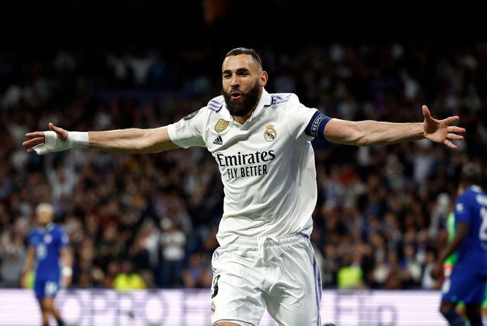 Karim Benzema, kapitán Realu Madrid, slaví úvodní gól v prvním utkání čtvrtfinále Ligy mistrů 2022/2023 proti Chelsea