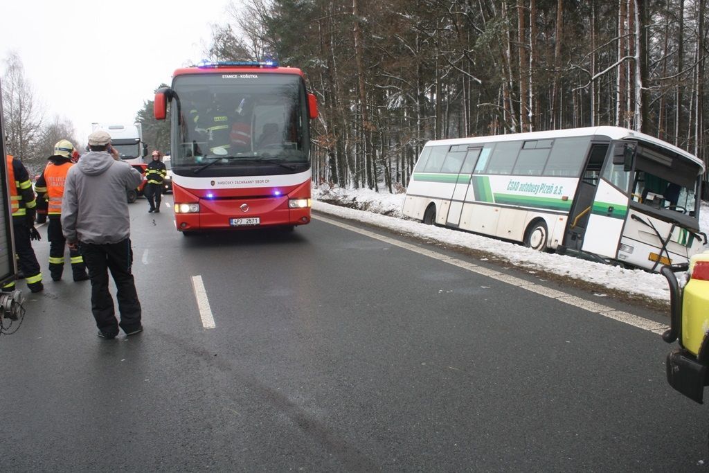 Nehoda autobusu s dětmi