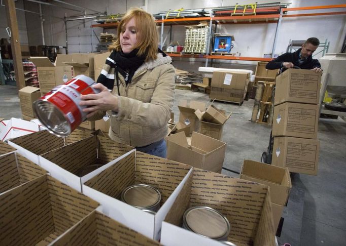 Sami Porenta and Hugh Vail package emergency camp stoves at American Prepper Network's warehouse in Sandy, Utah, December 10, 2012. While most "preppers" discount the Mayan calendar prophecy, many are preparing to be self-sufficient for threats like nuclear war, natural disaster, famine and economic collapse. Picture taken December 10, 2012. REUTERS/Jim Urquhart (UNITED STATES - Tags: SOCIETY FOOD BUSINESS) Published: Pro. 18, 2012, 5:23 odp.