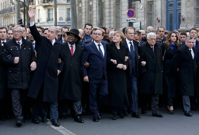 Zleva: Jean-Claude Juncker, Benjamin Netanjahu, Ibrahim Boubacar Keita, Francois Hollande, Angela Merkelová, Donald Tusk, Mahmúd Abbás a král Abdulláh s královnou Raniou.