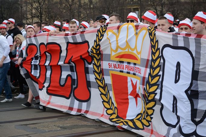 Pochod fanoušků fotbalové Slavie na 283. derby (jaro 2015)