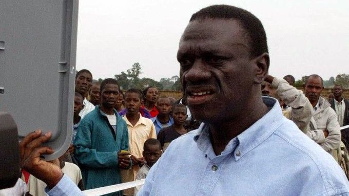 "Jak to, že nejsou urny zapečetěny?" tázal se volební komise opoziční kandidát Kizza Besigye. "Tohle mají být spravedlivé volby?"