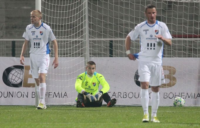 Fotbalisté Baníku Ostrava (zleva) Michal Frydrych, Michal Bárta a Zdenko Kaprálik po inkasovaném gólu v utkání proti Dukle Praha ve 14. kole Gambrinus ligy 2012/13.