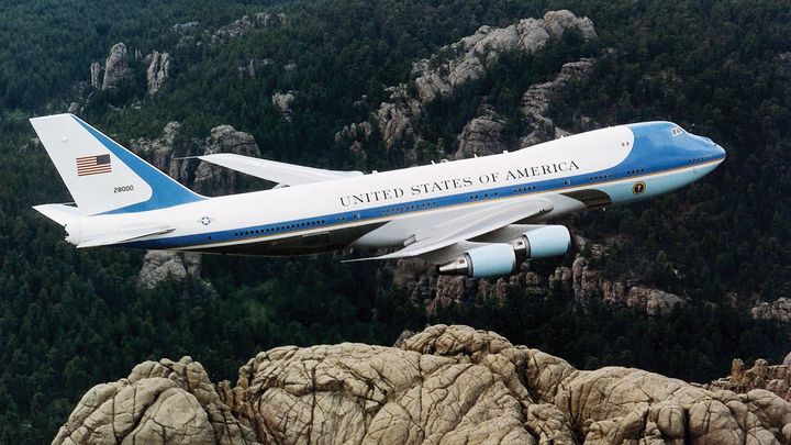 Nahatý prezident a zakrvácená první dáma. Air Force One je Bílým domem na nebi