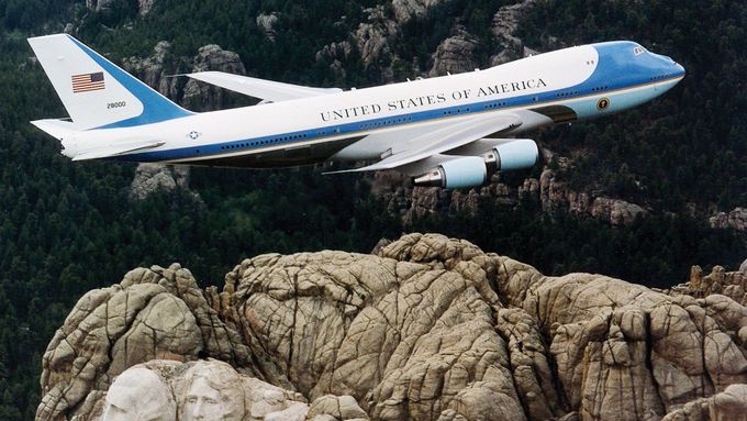 Air Force One nad Mount Rushmore