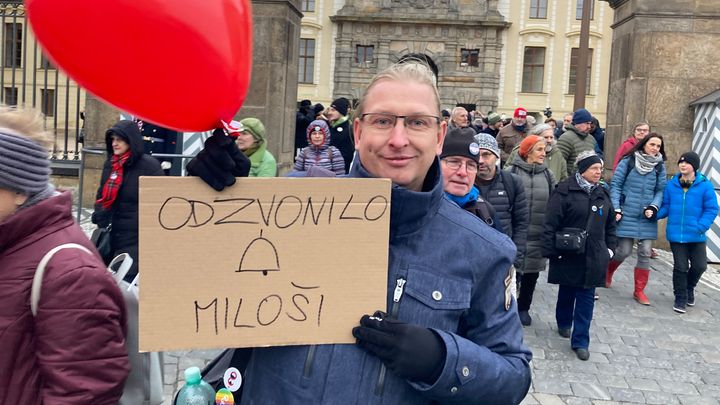 Nechci prezidentem Babiše, říkali lidé na hradní akci Milionu chvilek pro demokracii; Zdroj foto: Radek Bartoníček