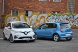 Zatímco škodovka je zejména městským vozem, Renault Zoe má díky větší baterii, delšímu dojezdu a širším možnostem nabíjení větší ambice.