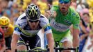 Slovenský cyklista Peter Sagan ukazuje na Australana Matthew Gosse v cíli 12. etapy Tour de France.