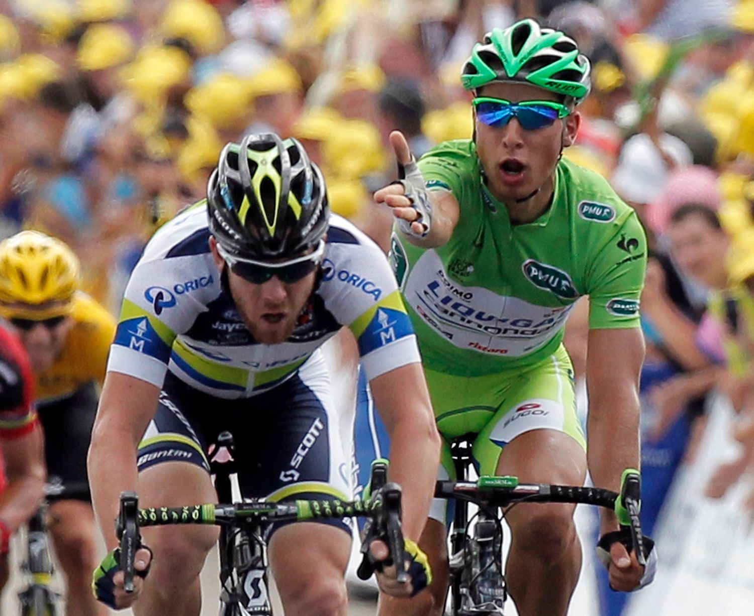 Slovenský cyklista Peter Sagan ukazuje na Australana Matthew Gosse v cíli 12. etapy Tour de France.