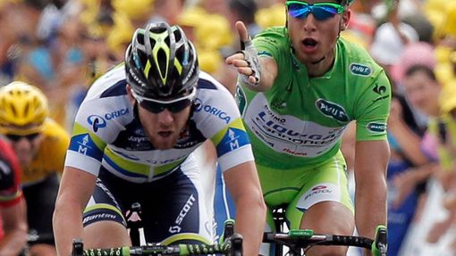 Slovenský cyklista Peter Sagan ukazuje na Australana Matthew Gosse v cíli 12. etapy Tour de France.