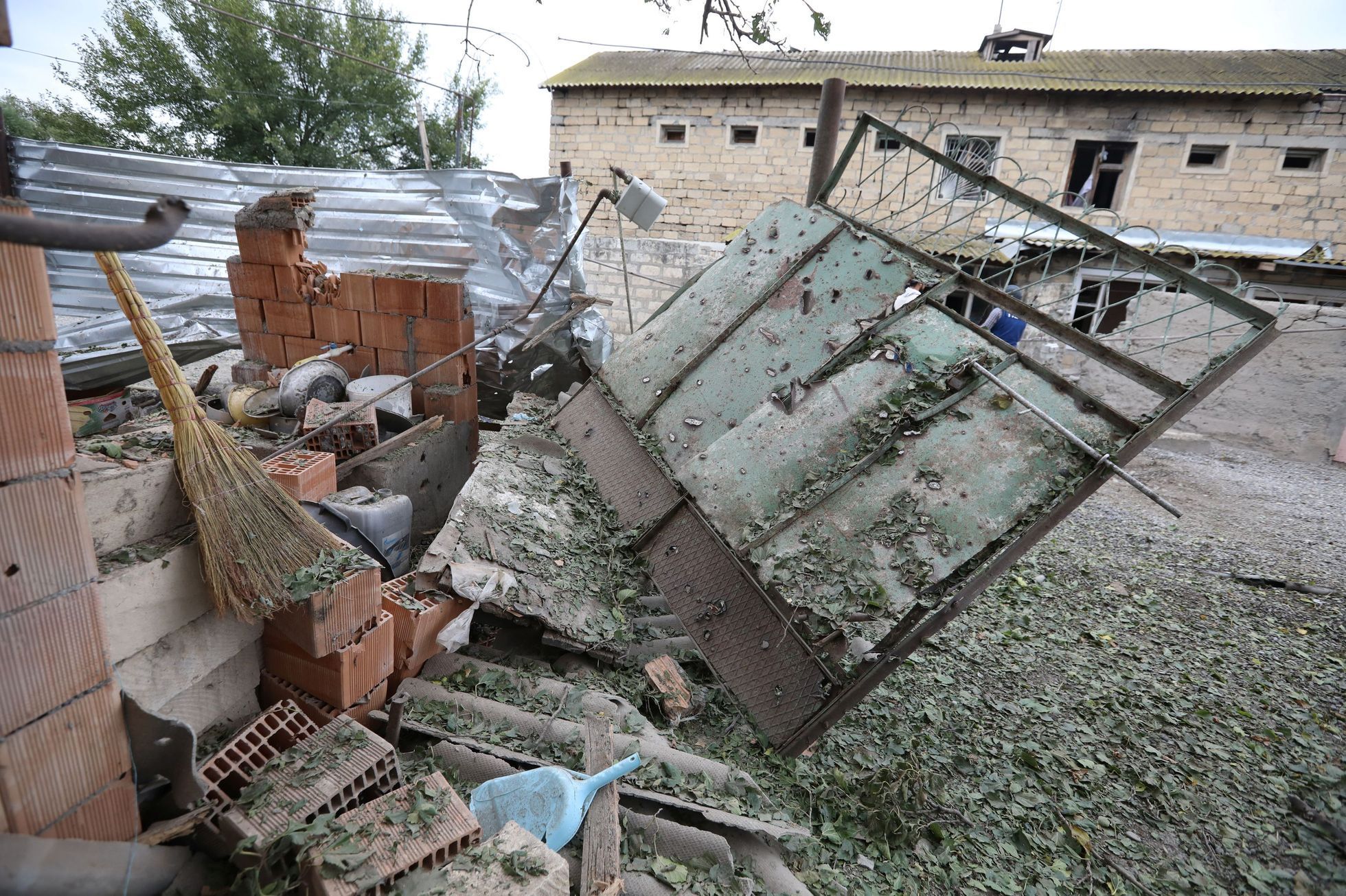 Údajně rozbombardovaný dům ve městě Agdam v Náhorním Karabachu.