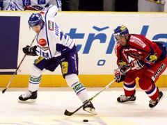 Český hokejista Petr Hubáček v souboji o puk s Jussi Pesonenem během utkání Euro Hockey Tour v Libereci
