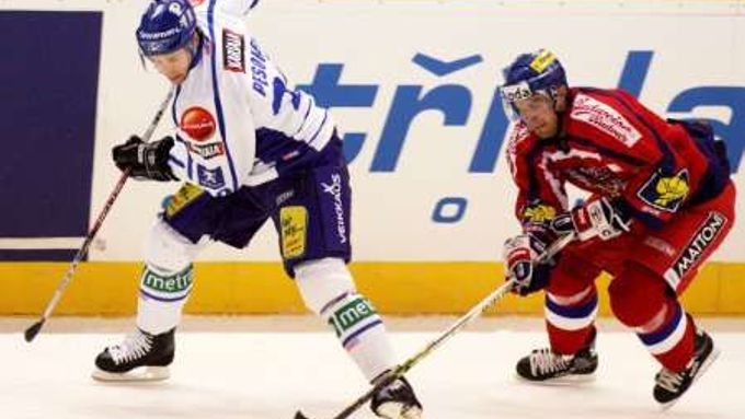 Český hokejista Petr Hubáček v souboji o puk s Jussi Pesonenem během utkání Euro Hockey Tour v Libereci