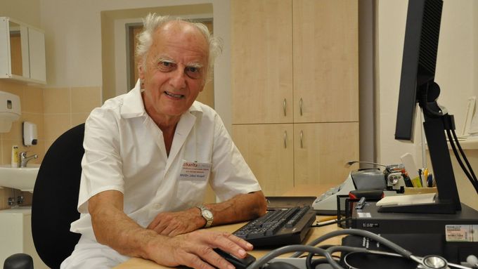 Lékař Libor Kvapil (82) v olomoucké ordinaci pro lidi bez domova.