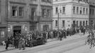 Přihlašování pobytu osob dosud nehlášených na policejním komisařství v  Praze ve  Vršovicích  v Bismarckově ulici . 29. 5. 1942. Dobový snímek z pražské čtvrti Vršovice.