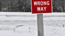 A car is seen buried in snow along the Long Island Expressway in the Suffolk County area of New York February 9, 2013. A blizzard packing hurricane-force winds pummeled the northeastern United States on Saturday, killing at least one person, leaving about 600,000 customers without power and disrupting thousands of flights. REUTERS/Shannon Stapleton (UNITED STATES - Tags: ENVIRONMENT SOCIETY DISASTER) Published: Úno. 9, 2013, 3:23 odp.